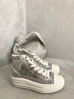 Load image into Gallery viewer, Kid&#39;s High Top Lace Up Heart Detailed Trainers
