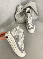 Load image into Gallery viewer, Kid&#39;s High Top Lace Up Heart Detailed Trainers
