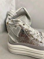 Load image into Gallery viewer, Kid&#39;s High Top Lace Up Heart Detailed Trainers

