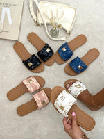 Load image into Gallery viewer, Open Toe Printed Flat Sandals
